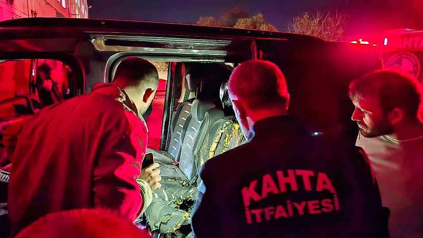 Kahta'da park halindeki otomobil alev aldı