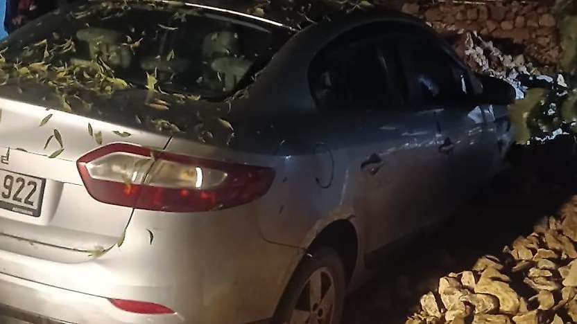 Adıyaman'da park halindeki otomobil heyelanda zarar gördü
