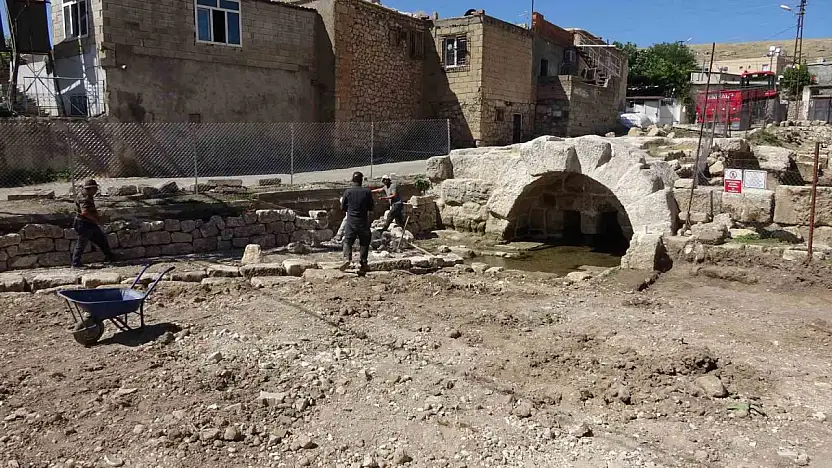Perre Antik Kentteki kazılar Roma Çeşmesi'nden başladı