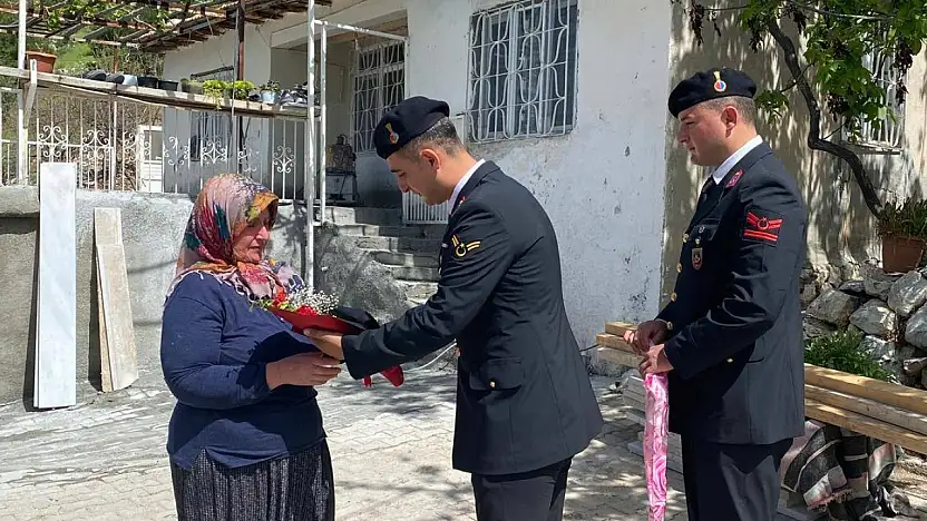 Şehit annelerine anlamlı ziyaret