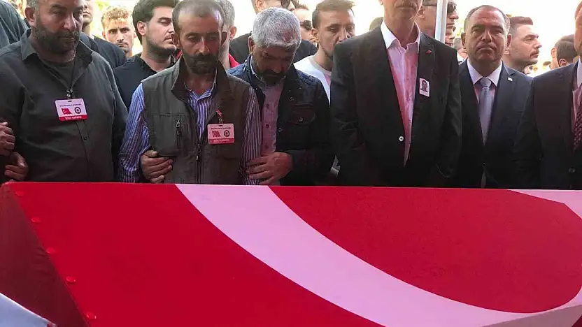 Şehit polis memleketi Şanlıurfa'da gözyaşları arasında defnedildi