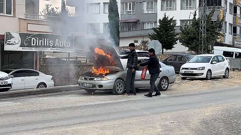 Besni'de seyir halindeki otomobil alev aldı