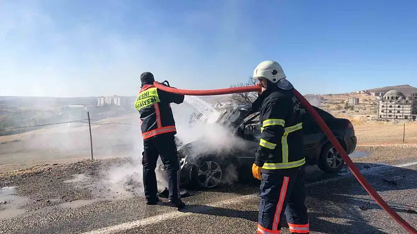 Seyir halindeki otomobil yandı