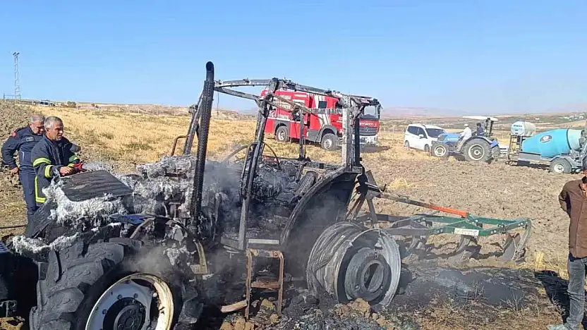 Tarlayı süren traktör alev alarak yandı