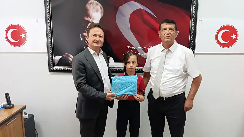 Torun, Bursluluk sınavında şampiyon olan öğrenciye tablet hediye etti