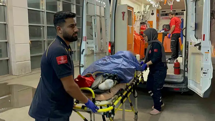 Traktörün çarptığı bahçe kapısının altında kalan kadın yaralandı