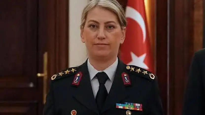 Tuğgeneralliğe yükselen Gülden Mat Şakir Türkiye'nin ilk kadın Paşa unvanını aldı