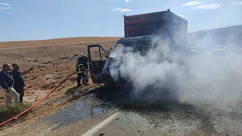 Üzerinde traktör römorku bulunan kurtarıcı kamyonet yandı