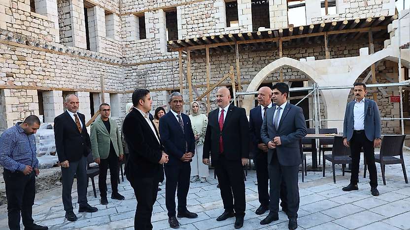 Vali Küçük Tarihi Tuz Hanında incelemelerde bulundu