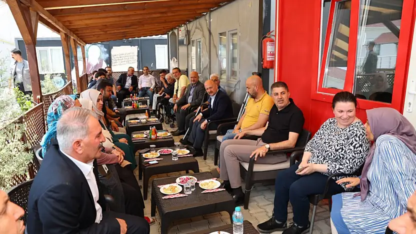 Vali Osman Varol, milletvekilleriyle birlikte depremzedeleri ziyaret etti