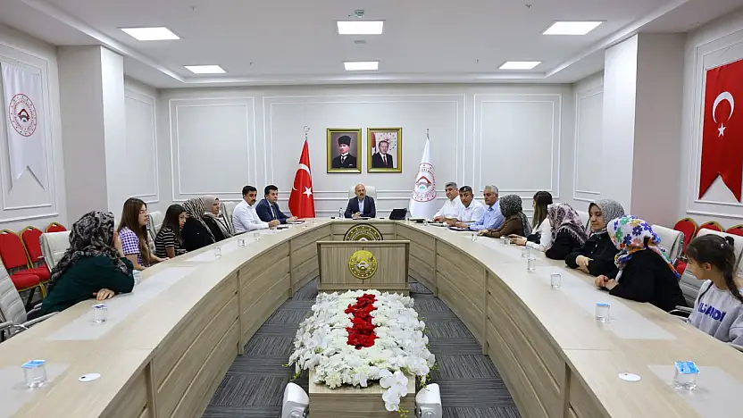 Vali Varol iş arayan vatandaşlarla bir araya geldi