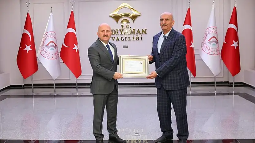 Vali Varol Ramazan Karakuş'u başarı belgesiyle ödüllendirdi