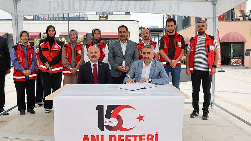 Vali Varol ve Milletvekili Alkayış 15 Temmuz anı defterine duygu ve düşüncelerini yazdı