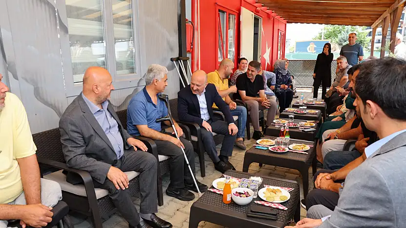 Vali Varol ve Milletvekillerinden depremde Ampute olan vatandaşlara bayram ziyareti