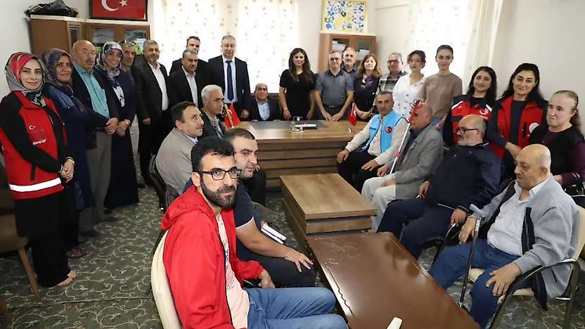 Vali Yardımcısı Karataş'tan GAP Görmeyenler Derneğine ziyaret