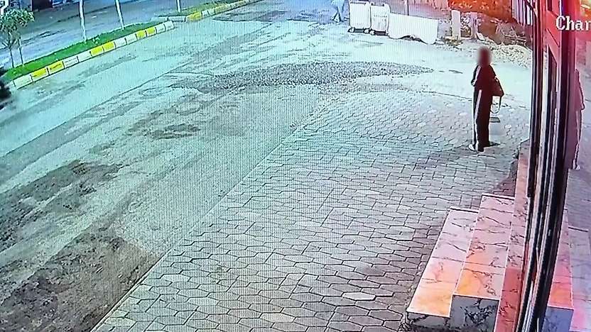 Adıyaman'da yemek yiyen kediye taşla vurdu