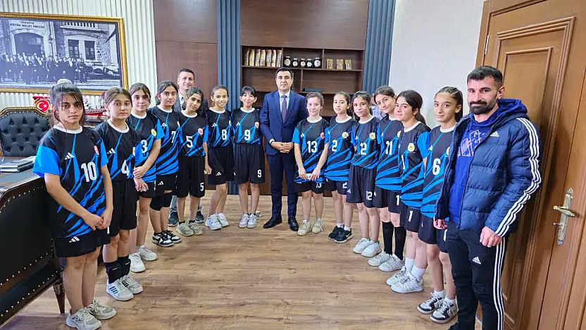 Voleybol takımı sporcularından kaymakam Güngör'e ziyaret