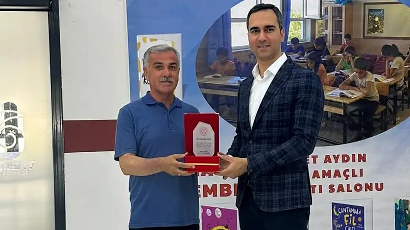 Yazar Çelik'e eğitime katkılarından dolayı plaket verildi