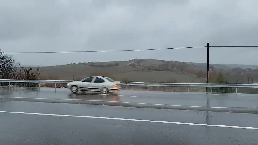 Yeni yapılan yolda yaşanan çökme kazalara daveti çıkarıyor