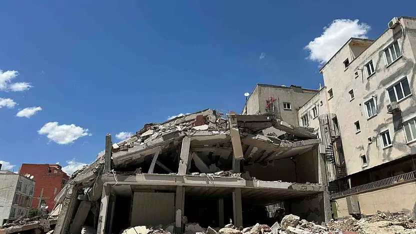 Yıkım çalışması yarım bırakılan bina tehlike saçıyor