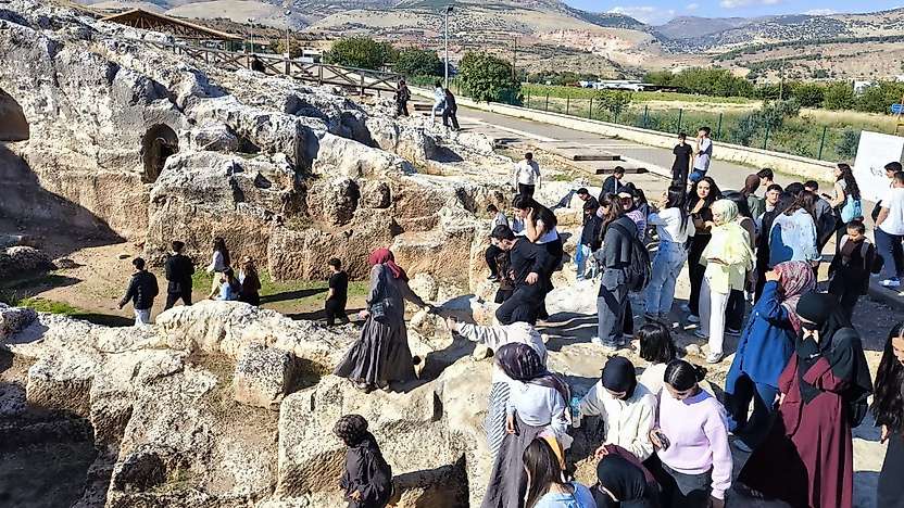 Adıyaman Belediyesi'nden YKS öğrencilerine Perre Antik Kenti gezisi