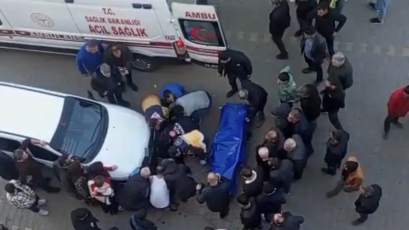 Yol ortasında eşini bıçaklayarak öldürdü