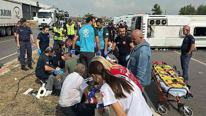 Yolcu otobüsü devrildi: 17 kişi yaralandı