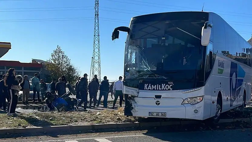 Yolcu otobüsü ile traktör çarpıştı: 1 yaralı