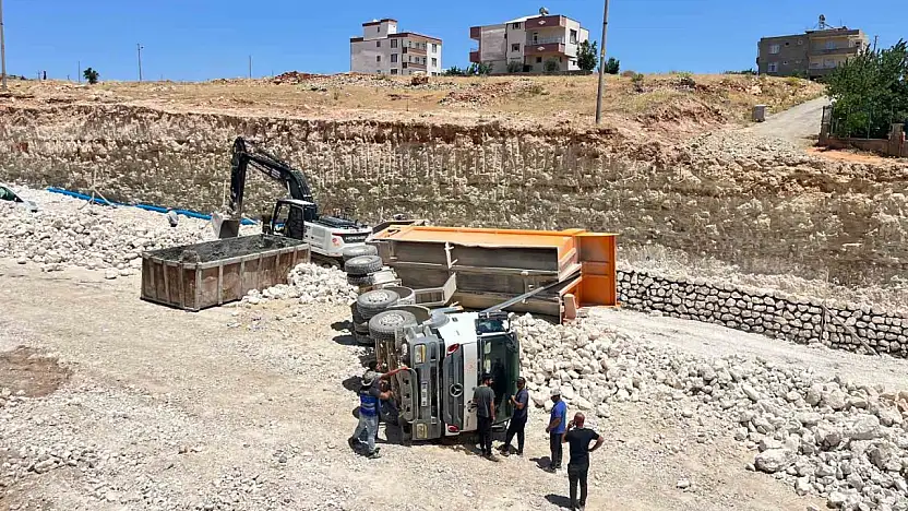 Yük boşaltan kamyon devrildi