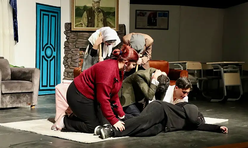 'Modem sustu, ev konuştu' tiyatro oyunu sahnelendi