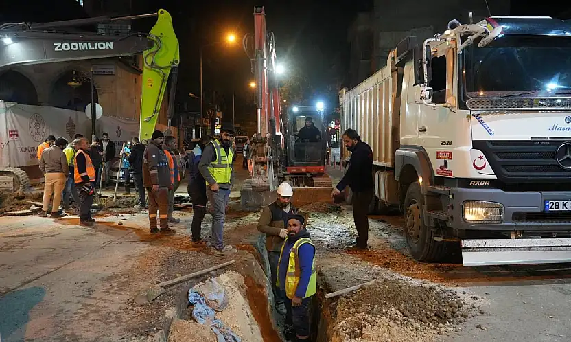 Adıyaman çarşı merkezinde altyapı çalışmaları gece boyunca devam ediyor