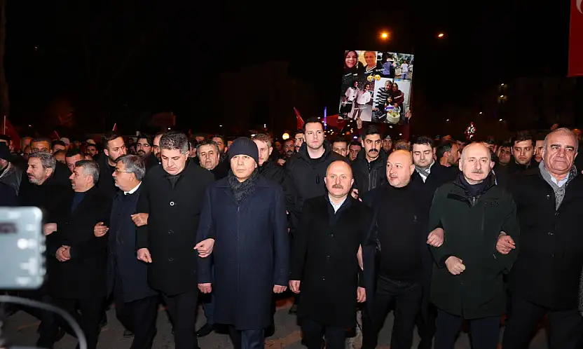 Adıyaman'da binlerce kişi deprem şehitlerini andı