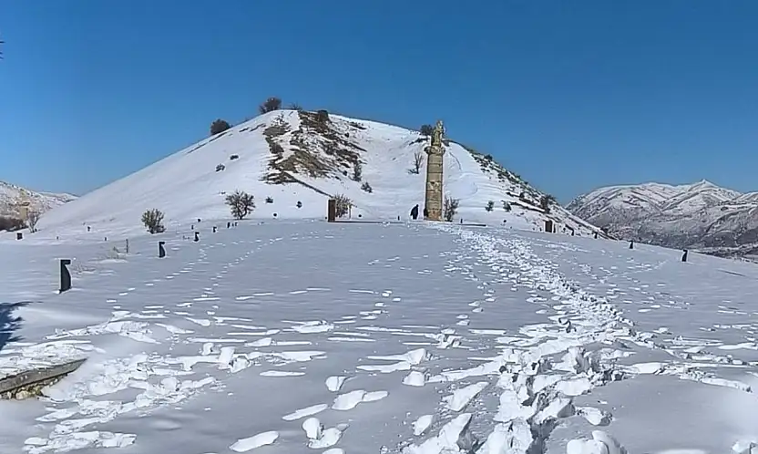 Adıyaman'da Kar, binlerce yıllık tarihe zarif bir örtü serdi