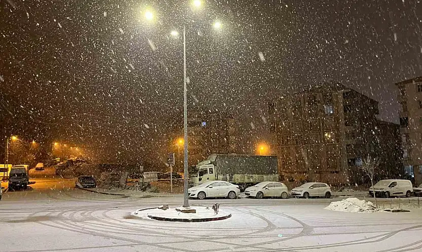 Adıyaman'da kar yağışı etkisini artırdı