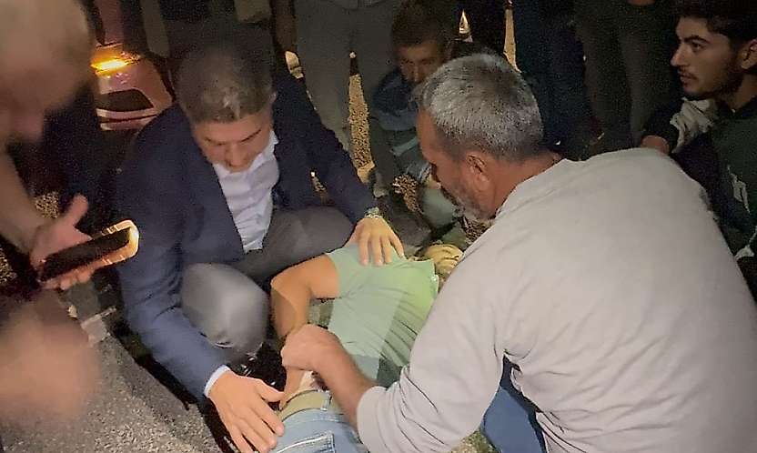 Adıyaman'da Kazayı Gören Vali ve Milletvekili Yaralı Yayaya Yardım Etti
