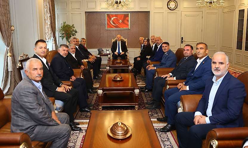 Adıyaman Muhtarlar Federasyonu Heyetinden Vali Küçük'e ziyaret