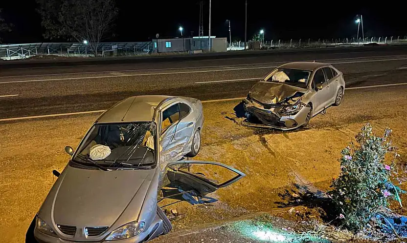 Akaryakıt istasyonuna girmek isteyen araç bir başka araçla çarpıştı: 1'i ağır 8 yaralı