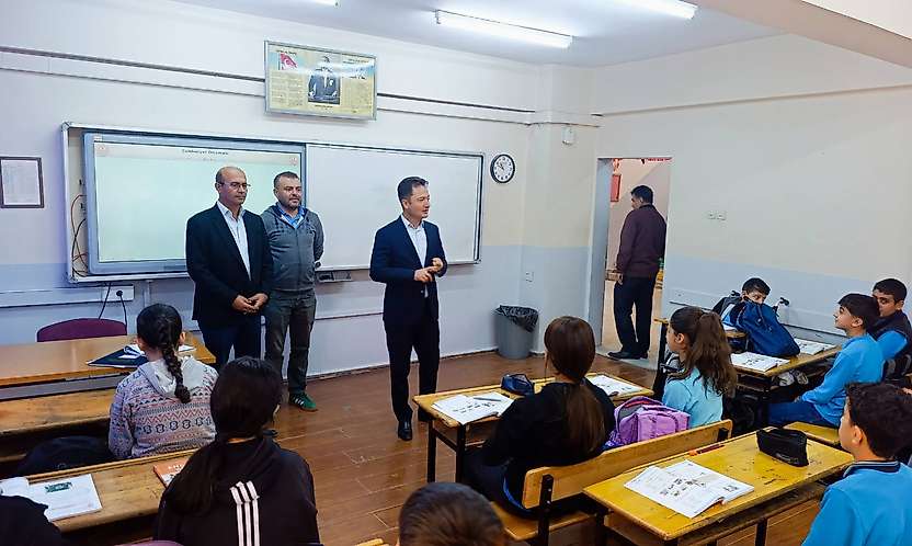 Akif Torun, Gölbaşı Cumhuriyet İlkokulunda incelemelerde bulundu
