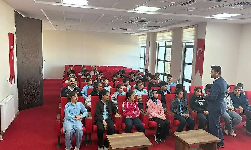 Akın, Öğrencilerle Eğitim ve Gelecek Üzerine değerlendirmede bulundu