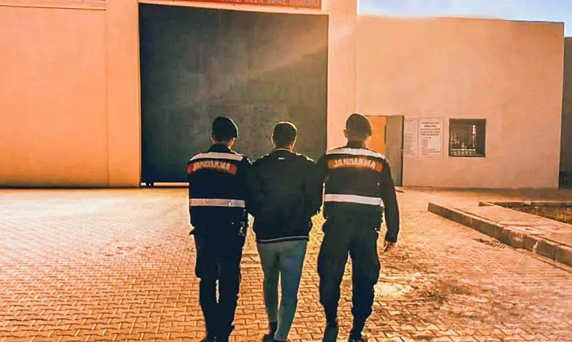 Araması bulunan 3 şahıs yakalandı