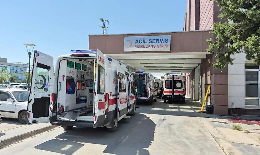 Adıyaman'da arkadaşların bıçaklı şakalaşması hastanede bitti