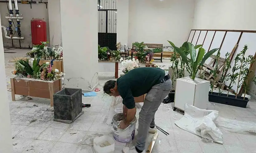 Atık malzemelerle okulu süslüyor