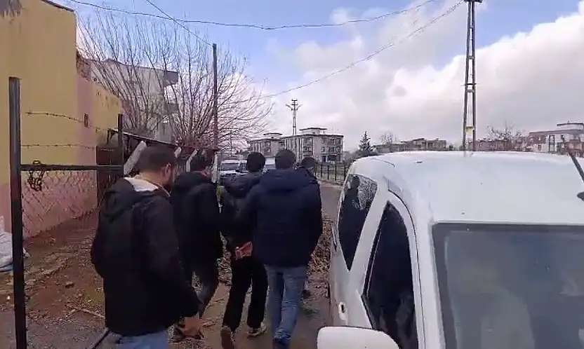 Bacaklarından bıçaklanan genç hastaneye kaldırıldı