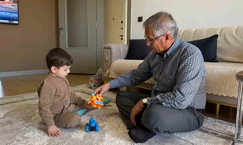 Bakan Kurum'un hikayesini paylaştığı dede ve torun deprem anlarını anlattı