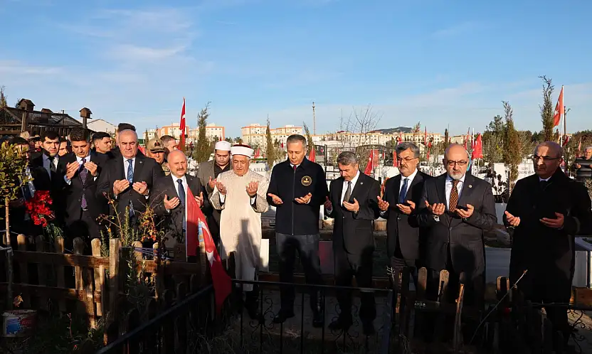 Bakan Yerlikaya ve beraberindeki heyetten deprem şehitliğine ziyaret