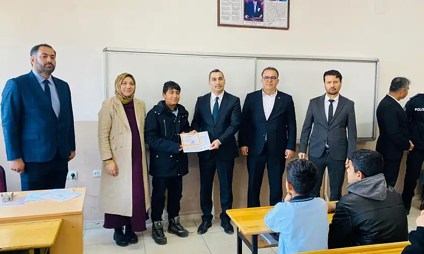 Başkan Fırat öğrencilerin karne heyecanına ortak oldu