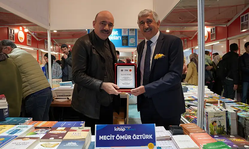 Başkan Hallaç'tan yazarlara plaket