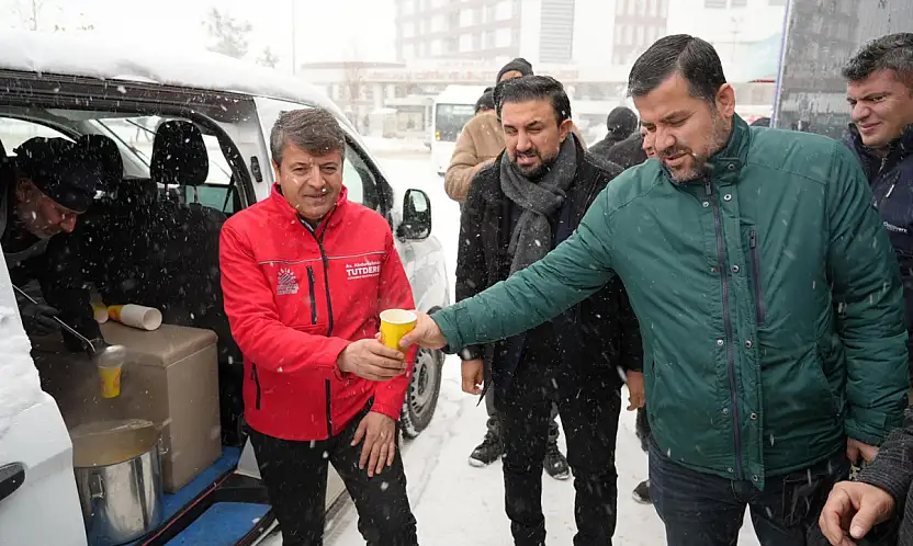 Başkan Tutdere'den Yürekleri Isıtan İkram: Kar Yağışında Sıcak Çorba Desteği