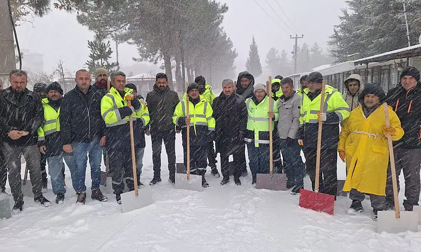 Besni Belediye ekipleri kar temizleme çalışması başlattı