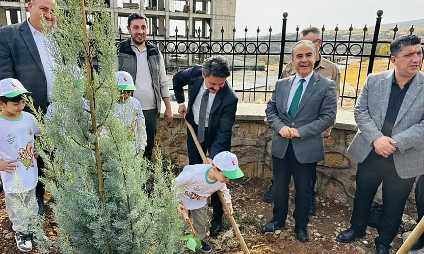 Besni'de fidanlar toprakla buluşturuldu